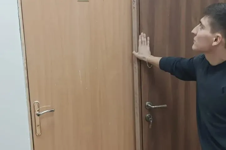 Установка межкомнатной двери на объекте