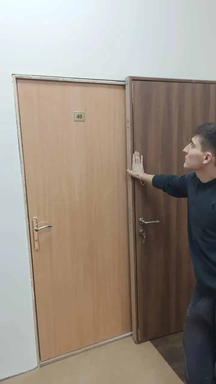 Установка межкомнатной двери на объекте