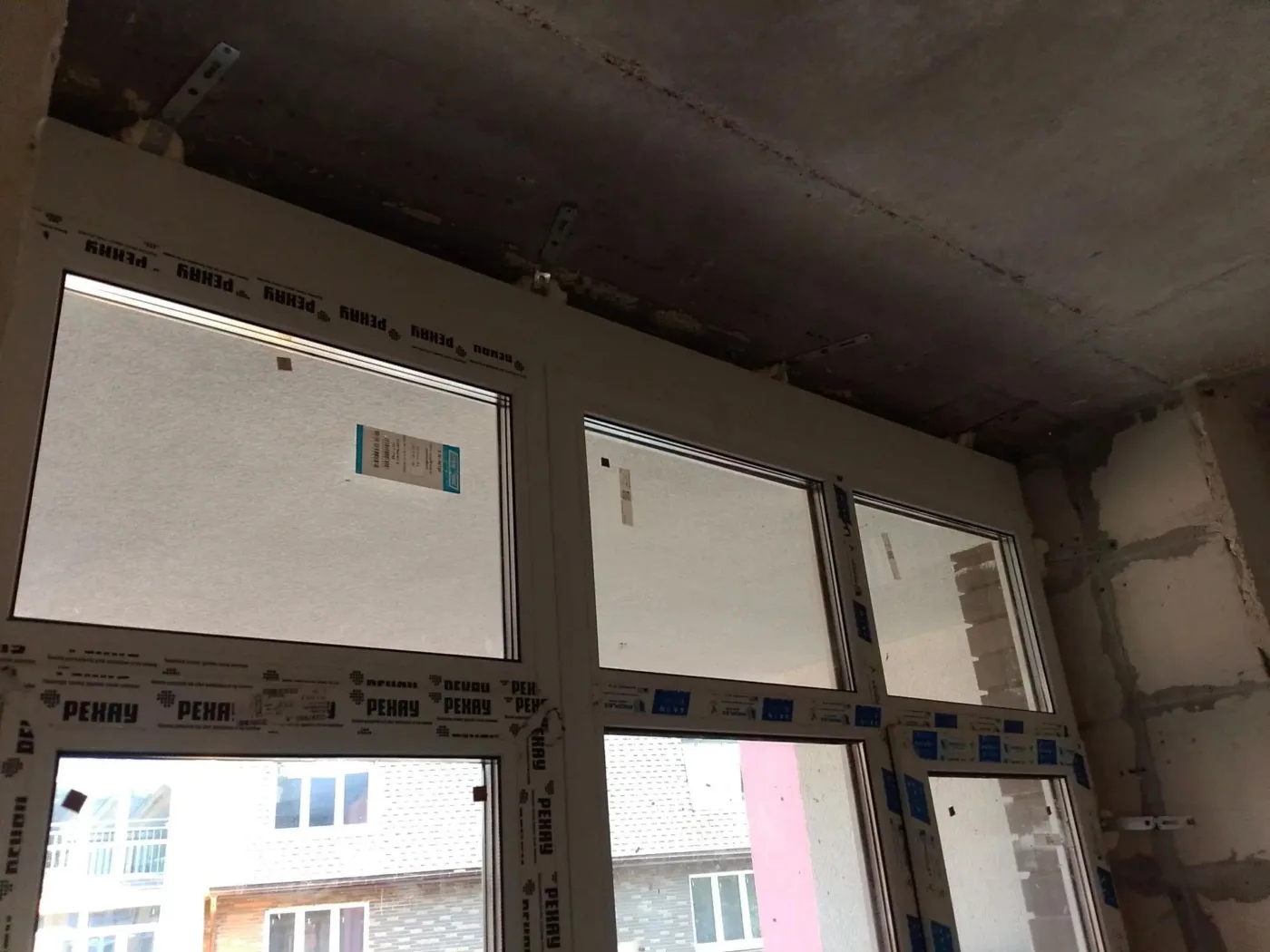 Новое окно после установки, защитная плёнка ещё не снята