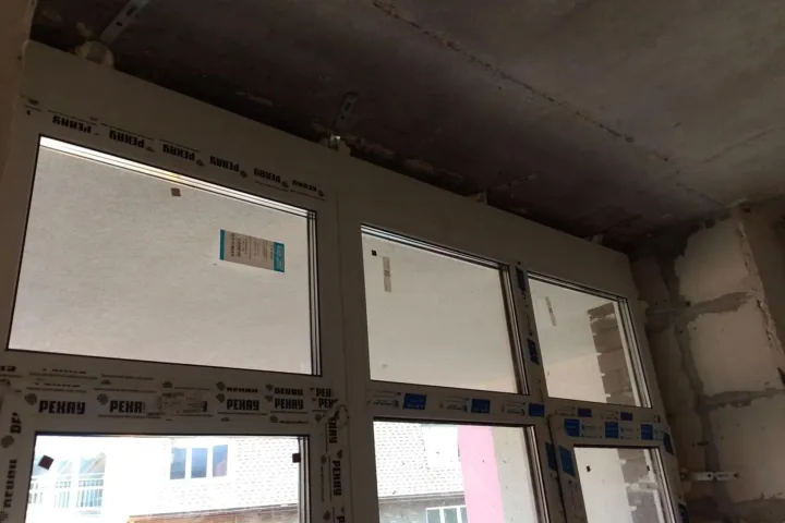 Новое окно после установки, защитная плёнка ещё не снята