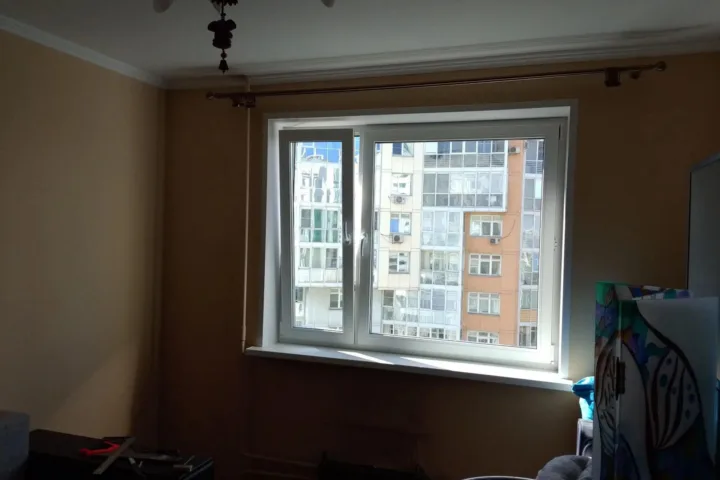 Новое пластиковое окно в комнате после замены